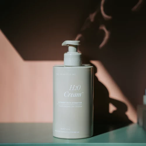 Flacon pompe H2O Cream, crème hydratante professionnelle riche en nutriments sur étagère