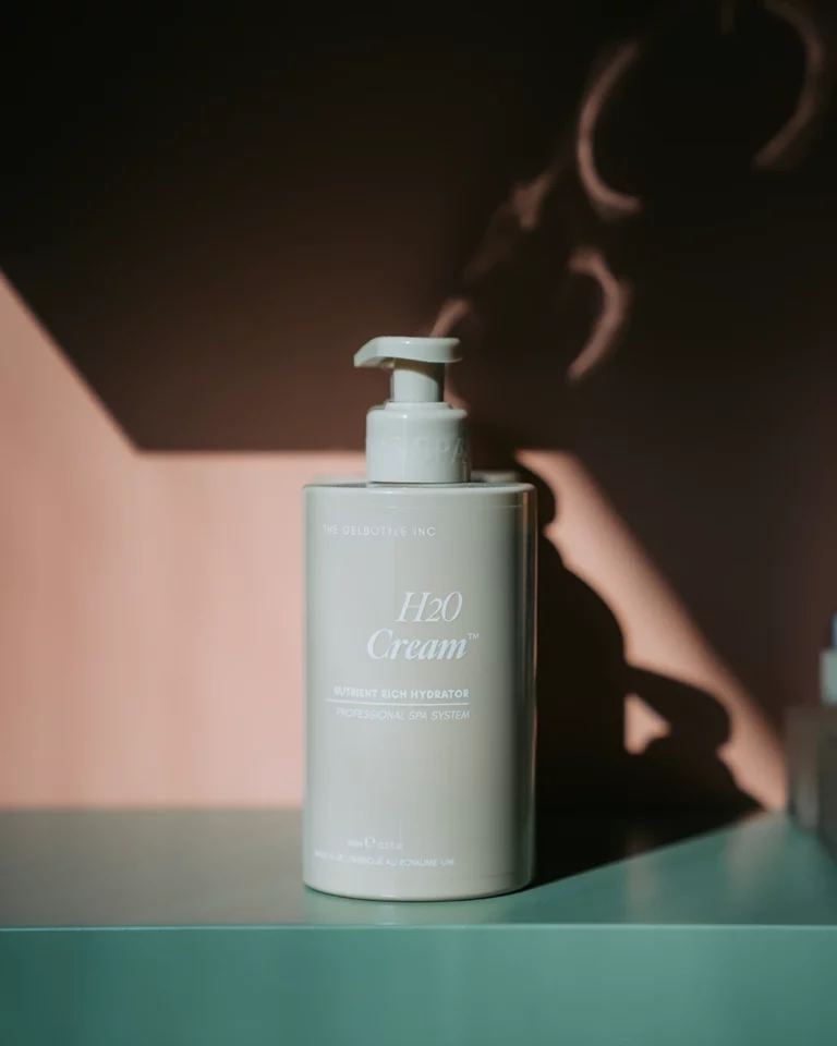 Flacon pompe H2O Cream, crème hydratante professionnelle riche en nutriments sur étagère